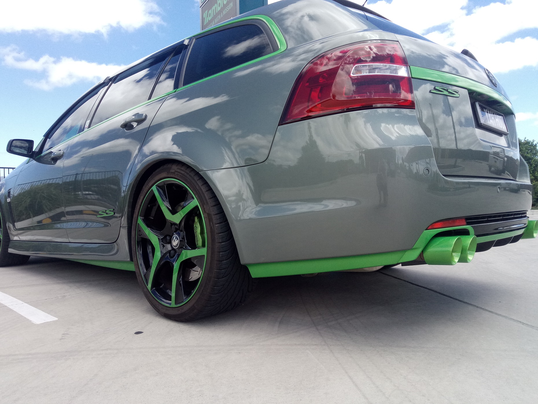 Holden VF SS-V Green sill and bumper trim ,Green X Force 3' tips 1.jpg